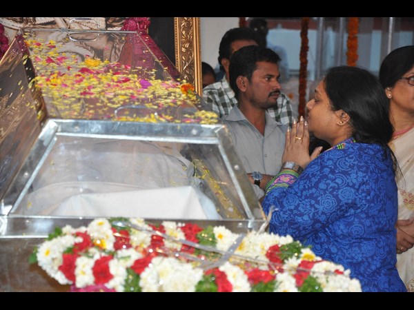 సరిత నివాళి...