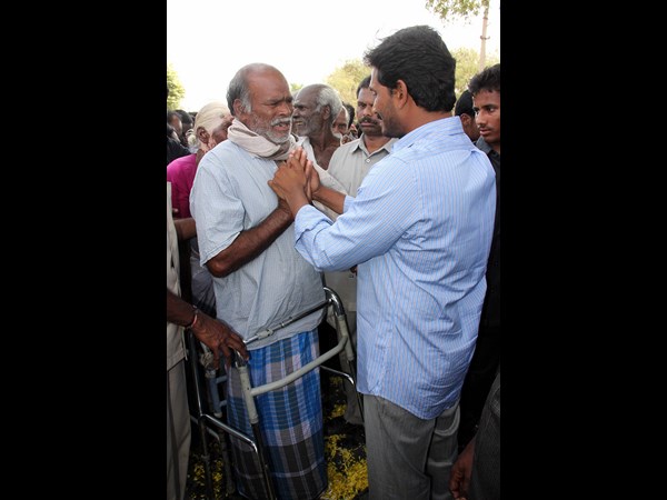 వికలాంగుడితో జగన్