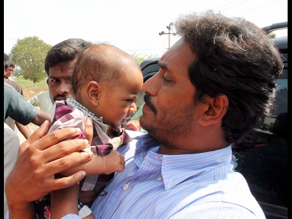 చిన్నారిని ఎత్తుకుని..