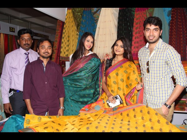 చీరలతో నటీమణులు