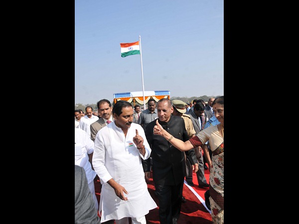 కిరణ్‌కు గవర్నర్ సతీమణికి ఛాలెంజ్!