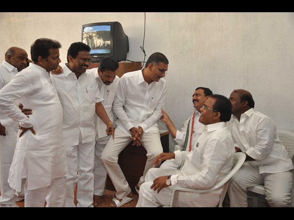 హరీష్‌‌తో టి కాంగ్రెస్