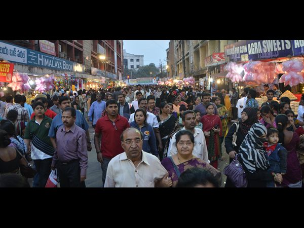 తెలంగాణ దుస్తులకు గిరాకీ 