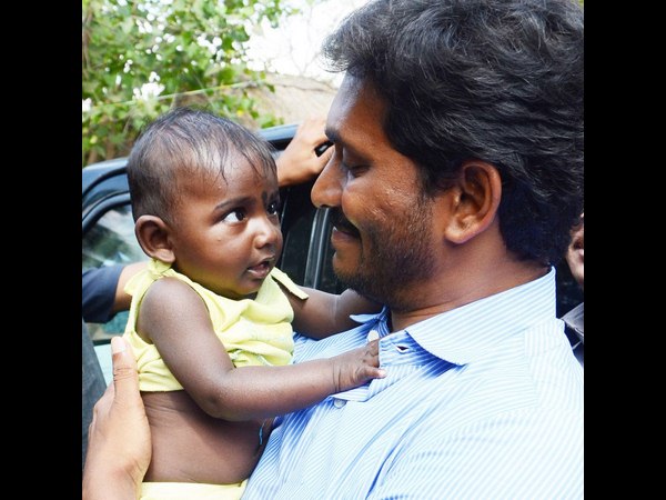 చిన్నారితో జగన్