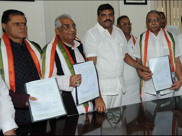 బిఫారాలతో అభ్యర్థులు