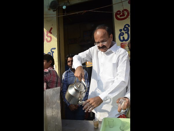 వెంకయ్య టీ తాగారు 2