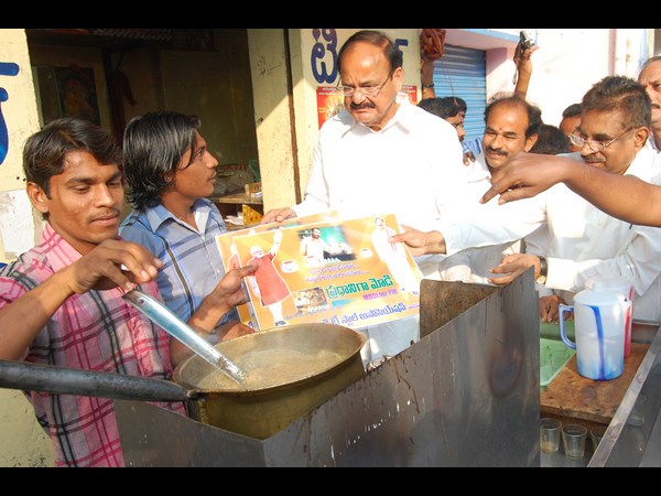 వెంకయ్య టీ తాగారు 3