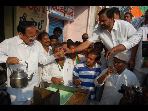 వెంకయ్య టీ తాగారు 4