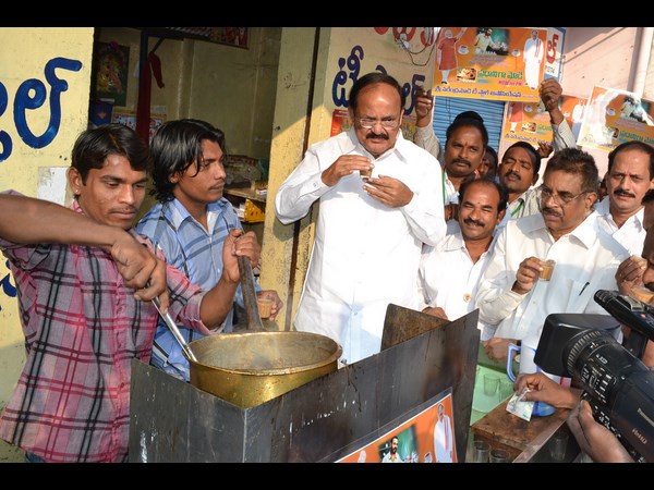 వెంకయ్య టీ తాగారు 5