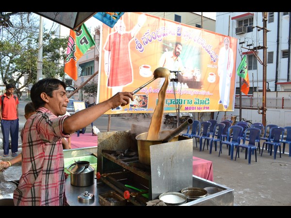 వెంకయ్య టీ తాగారు 6