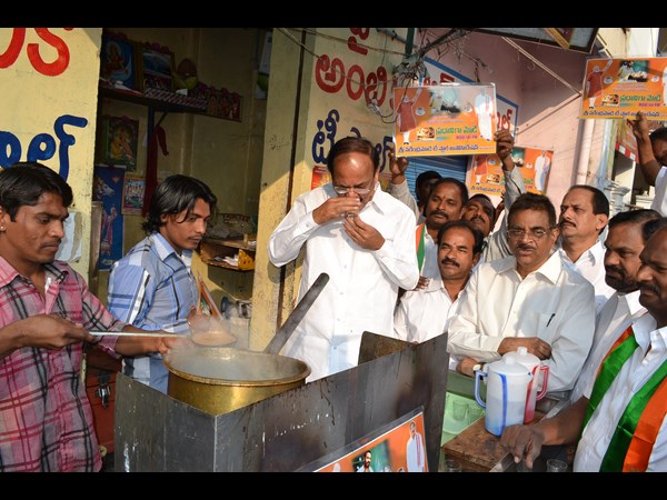 వెంకయ్య టీ తాగారు 7