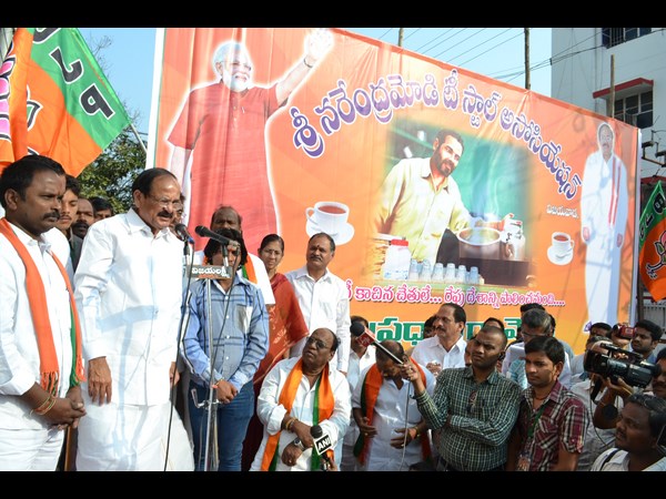 వెంకయ్య టీ తాగారు 9