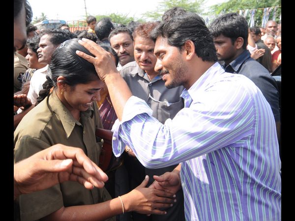 మహిళకు షేక్‌హ్యాండ్ 