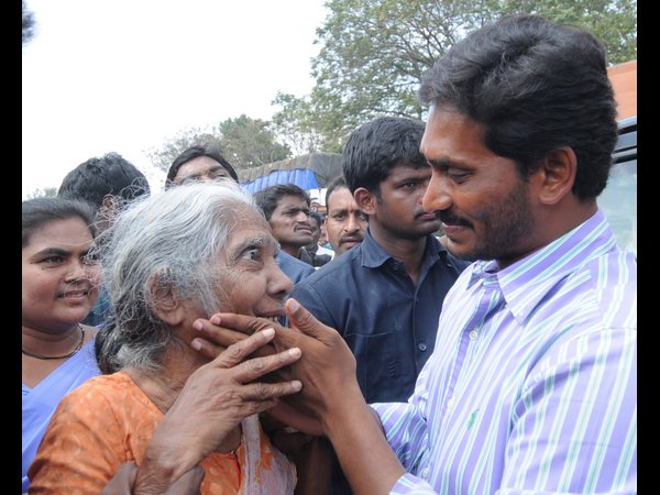 వృద్ధురాలికి ఓదార్పు