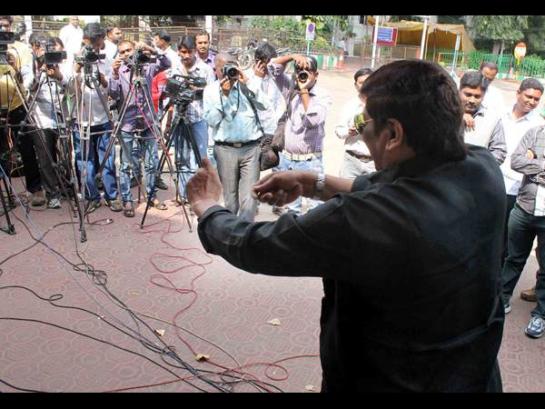 ఆదాలపై ఆనం వివేకా ఇలా... ఆదాలపై ఆనం వివేకా ఇలా...