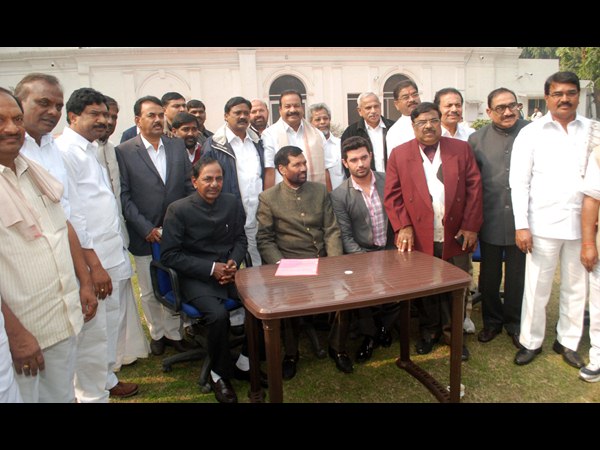 కెసిఆర్ ఢిల్లీ షో 