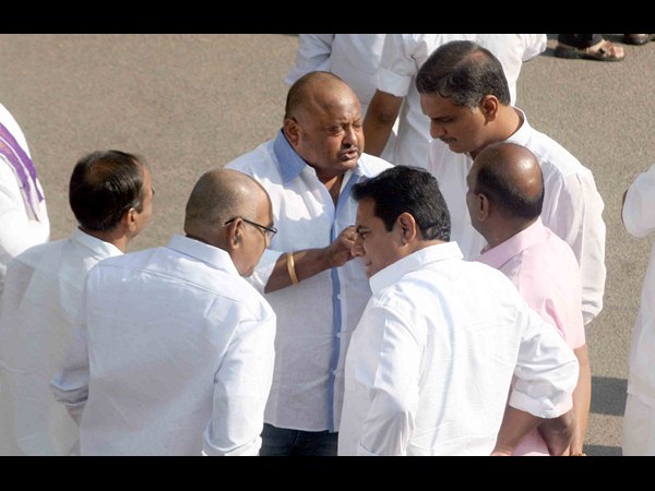 హరీష్ రావు, తదితరులు..
