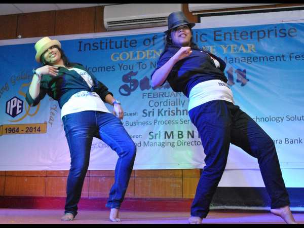 అదరగొట్టే స్టెప్పులు