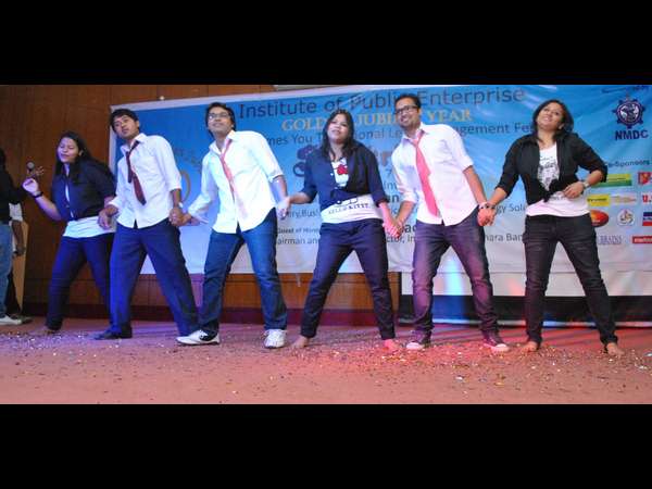 నృత్యం చేస్తూ..