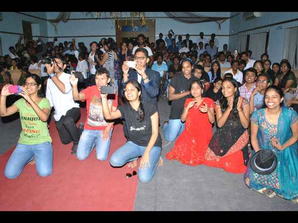 విద్యార్థుల సందడి