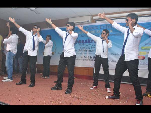 యువత స్టెప్పులు