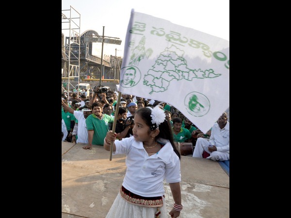 పాప సమైక్యాంధ్ర జెండా..