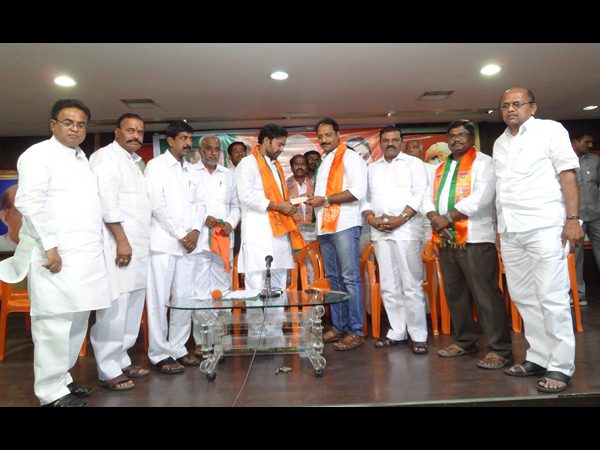 విధానాలు నచ్చే..