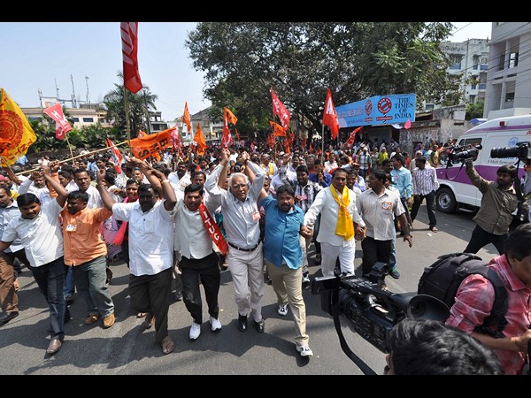 జిహెచ్‌ఎంసి వద్ద ఆందోళన