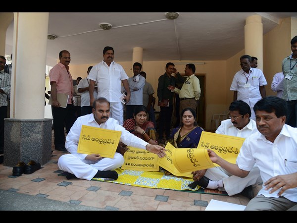 సమైక్యాంధ్ర ప్లకార్డులు