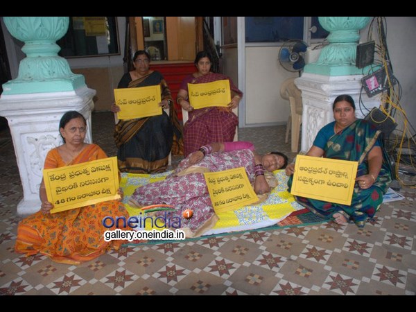 ప్లకార్డులతోనే..