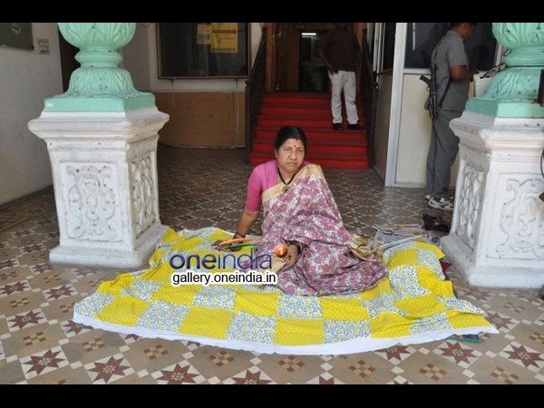 దీక్ష చేస్తూ..