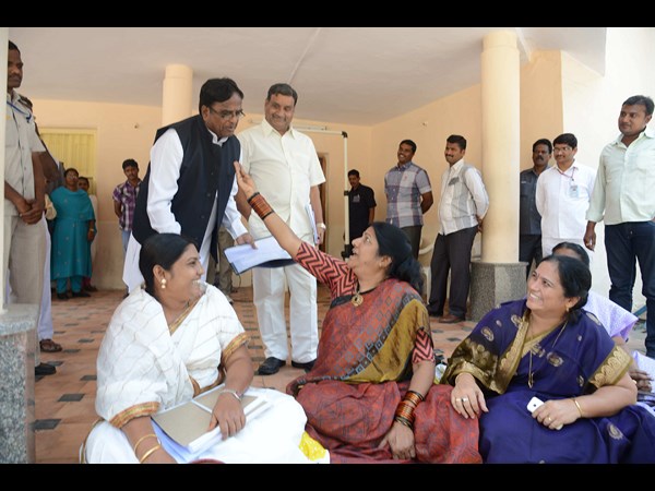 పొన్నాలతో.. 