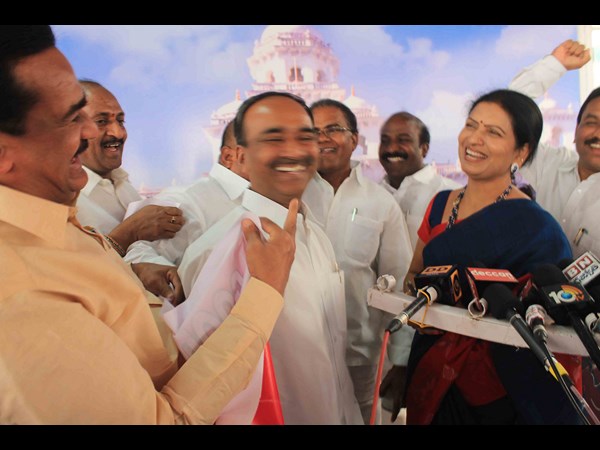 నవ్వులు రువ్వుతూ...