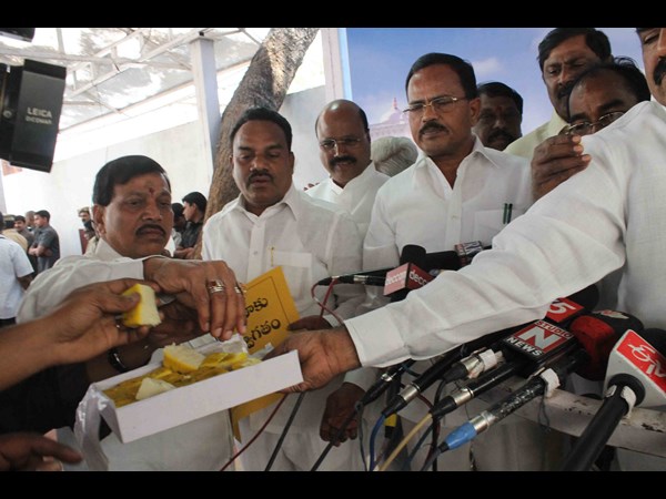 స్వీట్లు తినిపించుకుంటూ...