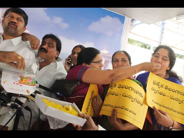 నోరు తీపి చేసుకున్నారు..