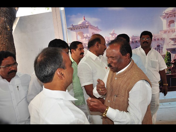 ఈటెలతో గుండా మల్లేష్