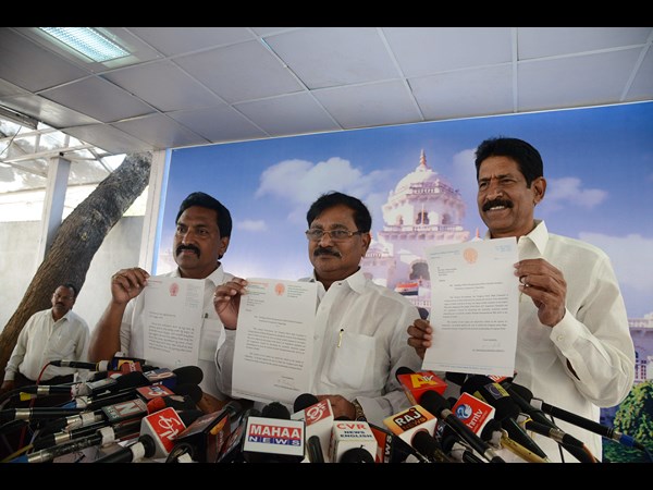 ముగ్గురు రాజీనామా...