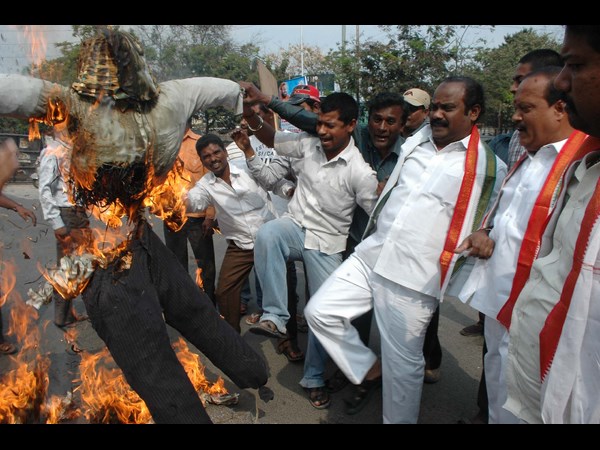 లగడపాటి దిష్టిబొమ్మకు నిప్పు