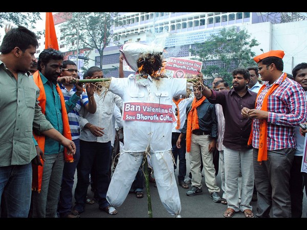 వాలెంటైన్స్ డే దిష్టిబొమ్మకు నిప్పు