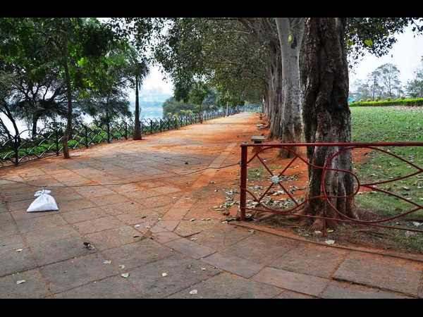 నెక్లెస్ రోడ్డు ఖాళీ...