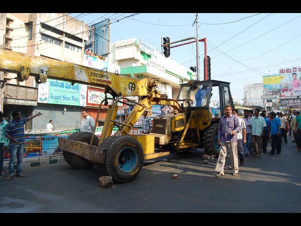 రాళ్లు వేసి క్రేన్‌ను ఆపారు..