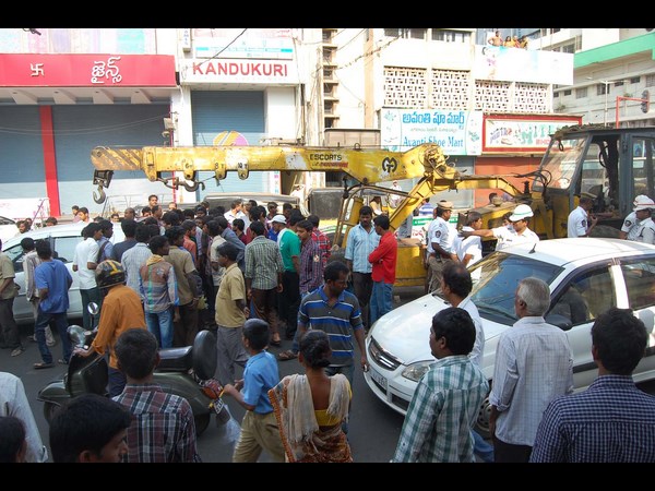 కారును కూడా లాక్కెళ్లింది...