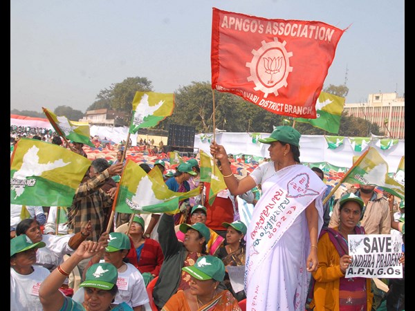 నిలిచిన వనిత... నిలిచిన వనిత...