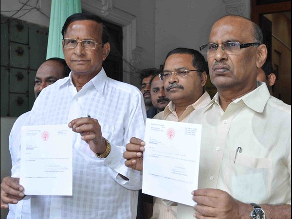 టిడిపి ఎమ్మెల్యేల రాజీనామా...