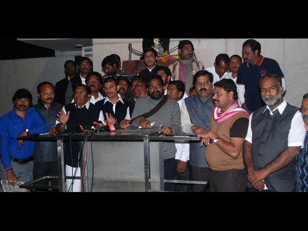 వెంకయ్యపై దేవీప్రసాద్ విమర్శ