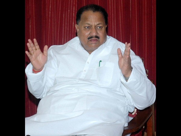 సోనియా వల్లే వారికి పదవులు..