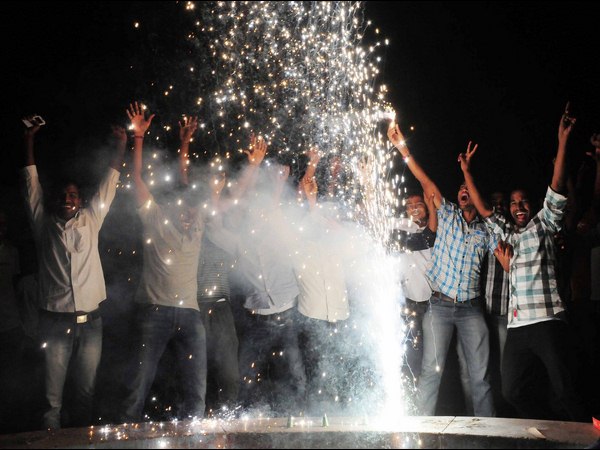 బాణసంచా కాల్చారు..