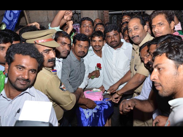 కేక్ కట్ చేశారు..