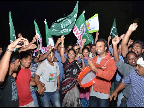 అధ్యాపకులతో కలిసి..