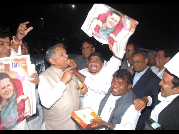 మిఠాయిలు పంచుతూ..